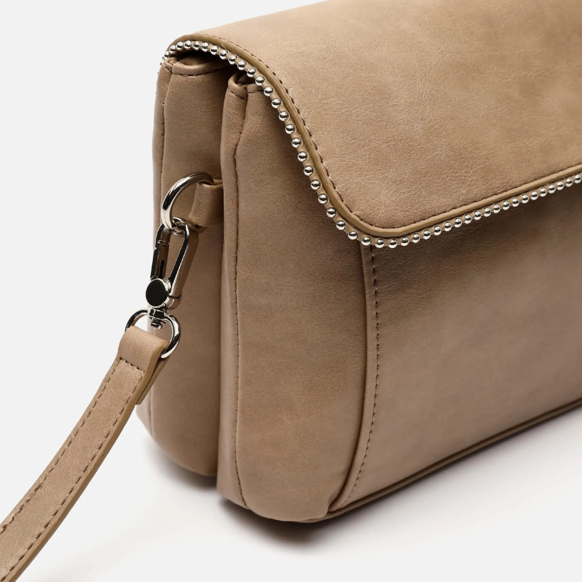 Misako Bolso bandolera con solapa y detalles metálicos