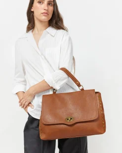 Misako Bolso bandolera grande con solapa y detalles metálicos
