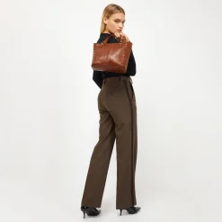 Misako Bolso tote mediano con asa bandolera extraíble y detalles metálicos
