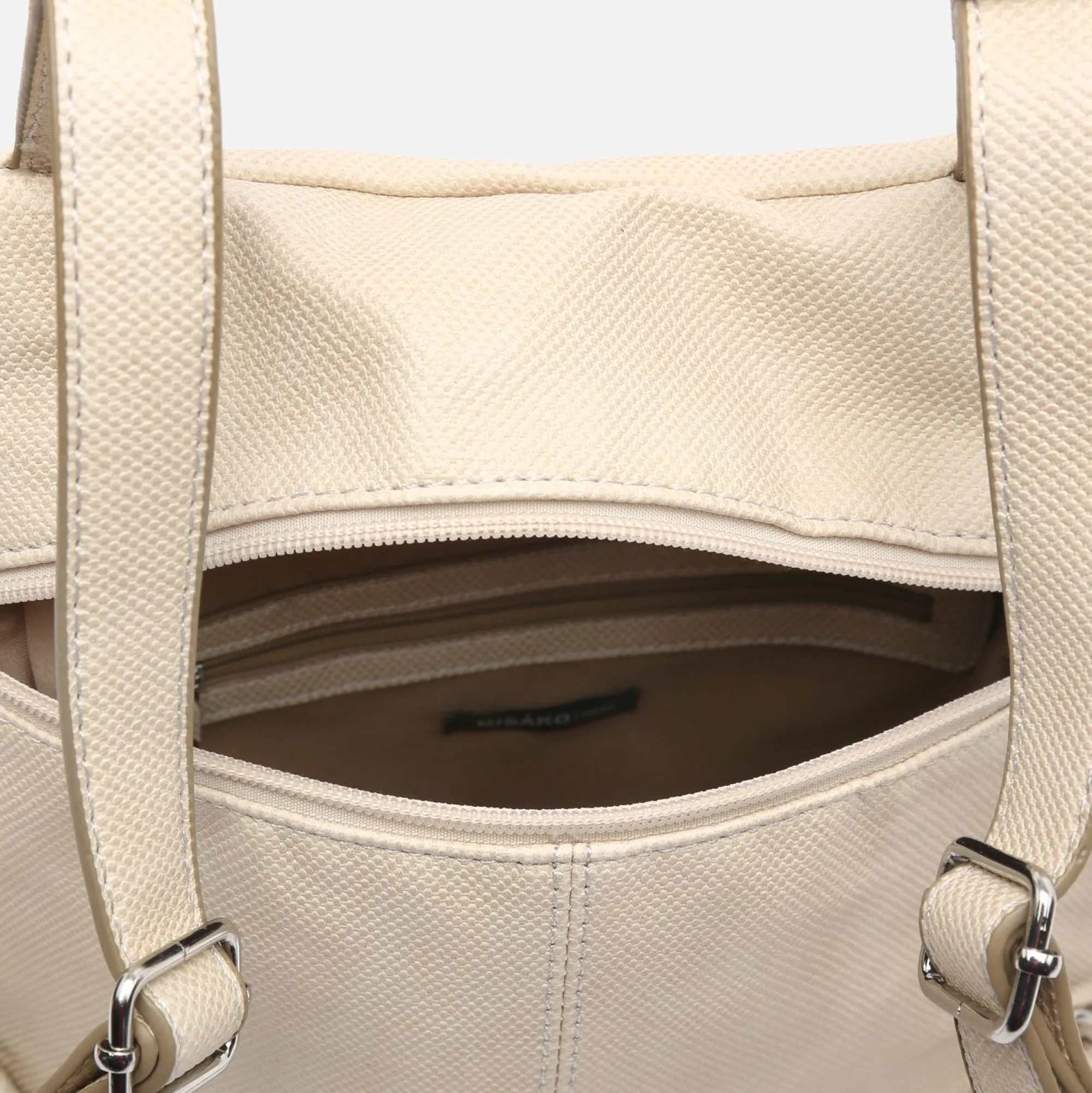 Misako Mochila antirrobo con detalles metálicos
