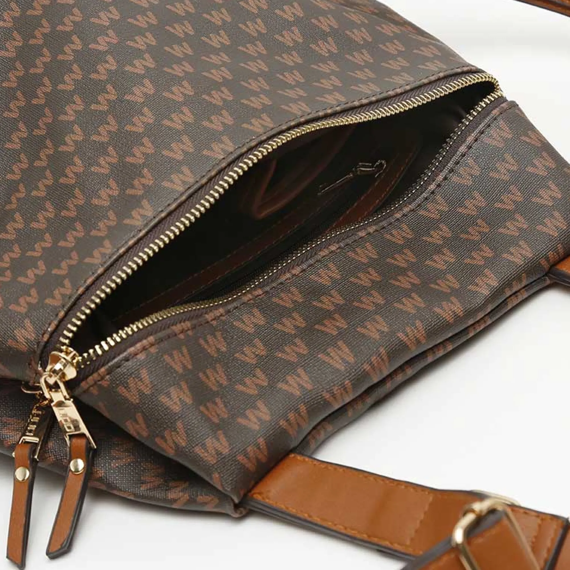 Misako Mochila antirrobo con estampado monograma