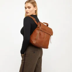 Misako Mochila con solapa y detalles metálicos